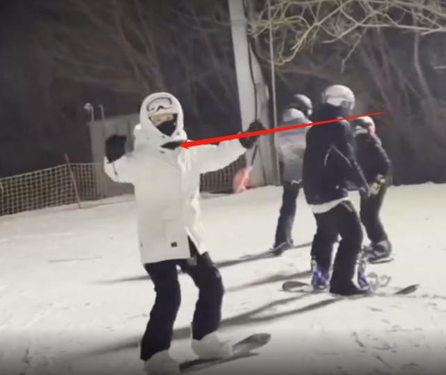 儿子|马蓉罕晒10岁儿子近况 穿着白色羽绒服戴着熊猫头帽子