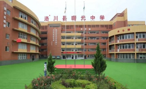 洛川县曙光中学一女生校内被多人殴打住院治疗,校方:由派出所调查处理