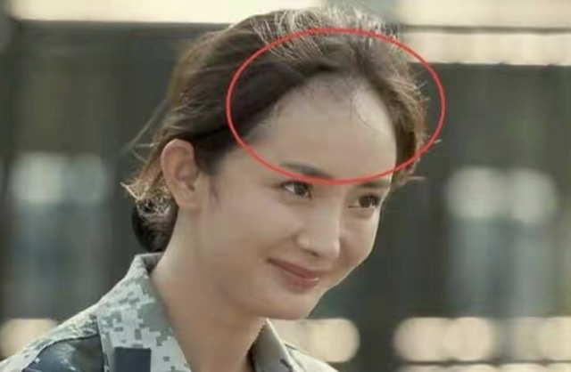 杨幂生图发际线堪忧，走路驼背气质差，嘟嘴卖