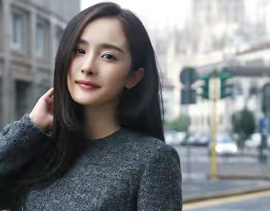 杨幂生图发际线堪忧，走路驼背气质差，嘟嘴卖