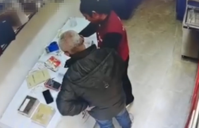 小偷难挡店员推销，留下电话后被抓获，网友调侃：这智商，改行吧