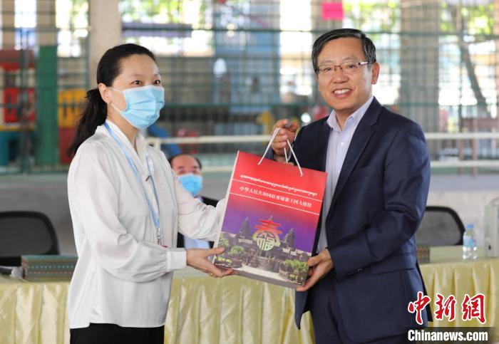 中国驻柬埔寨大使馆向在柬同胞发放“春节包”