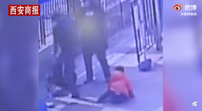 男子|成都带娃男子拒量体温暴打保安狂殴小区保安致其住院