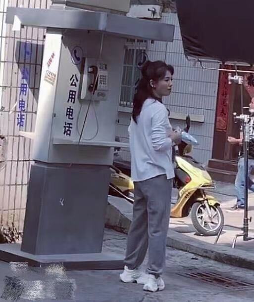 42岁刘涛素颜状态好 与粉丝打招呼超接地气