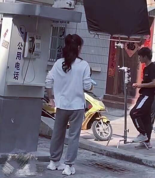 42岁刘涛素颜状态好 与粉丝打招呼超接地气
