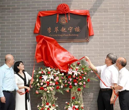 北大学霸夫妻创立「医药界阿里巴巴」，身家超500亿，力压刘强东：这世间最难的，是活着