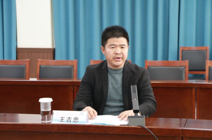 一夜之間，青島一位鄉(xiāng)村教師火遍全網(wǎng)！新華社、人民日報、央視點名表揚！網(wǎng)友：他值得