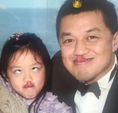 李嫣疑不满聚会照曝光，晒照回怼网友，被指个性十足像妈妈王菲