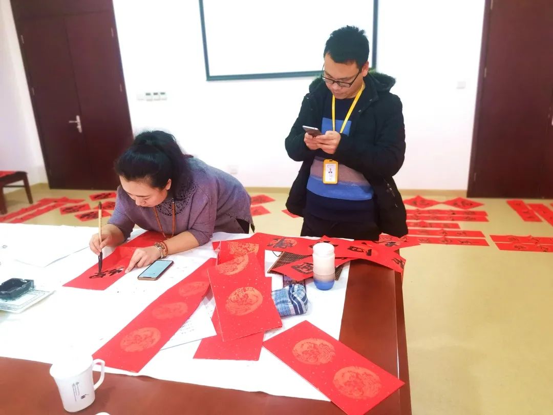 翰墨飘香送祝福，园区举办“文化进园区—迎新春送春联”活动