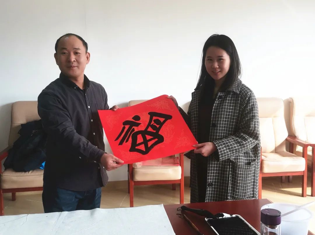 翰墨飘香送祝福，园区举办“文化进园区—迎新春送春联”活动