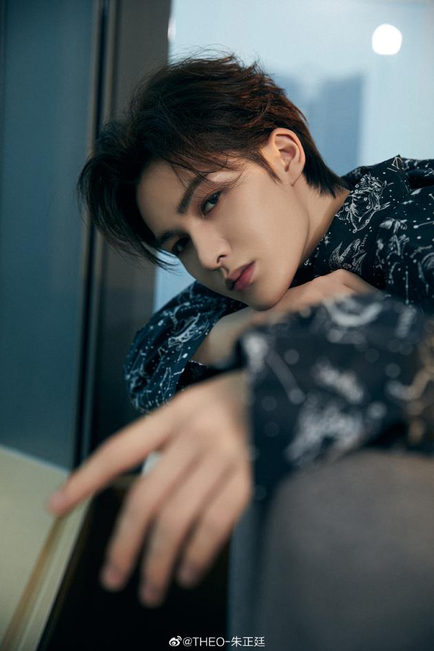 跟车|朱正廷曝光跟车视频 还提醒对方的雾灯坏了