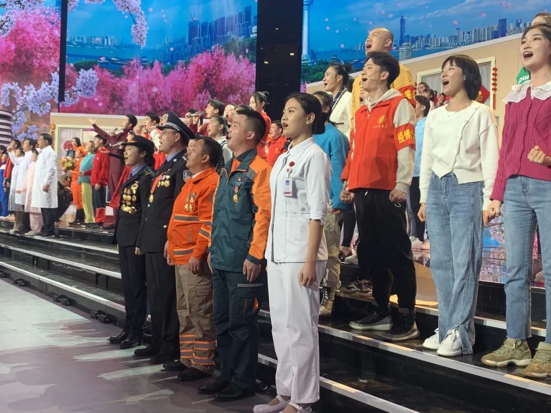 除了春晚舞臺(tái)上，這幾天收快遞你可能也見過他