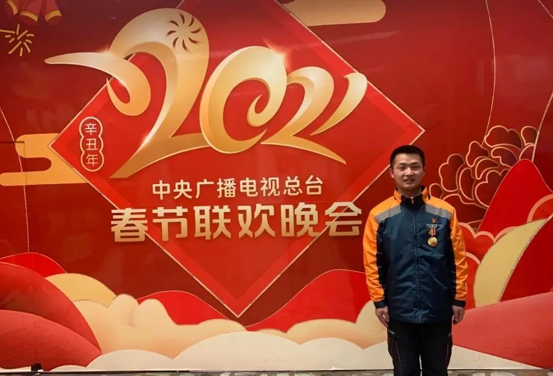 除了春晚舞臺(tái)上，這幾天收快遞你可能也見過他