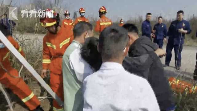 边走路边看手机 12岁女孩野外踏青坠入路边枯井