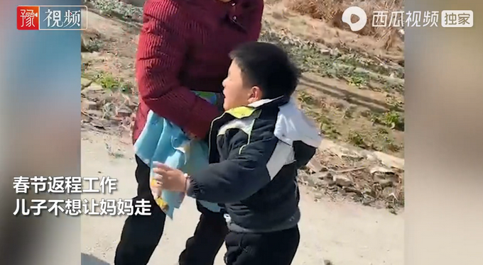 返程|妈妈春节返程孩子抓着头发不让走 孩子哭声撕心裂肺引围观