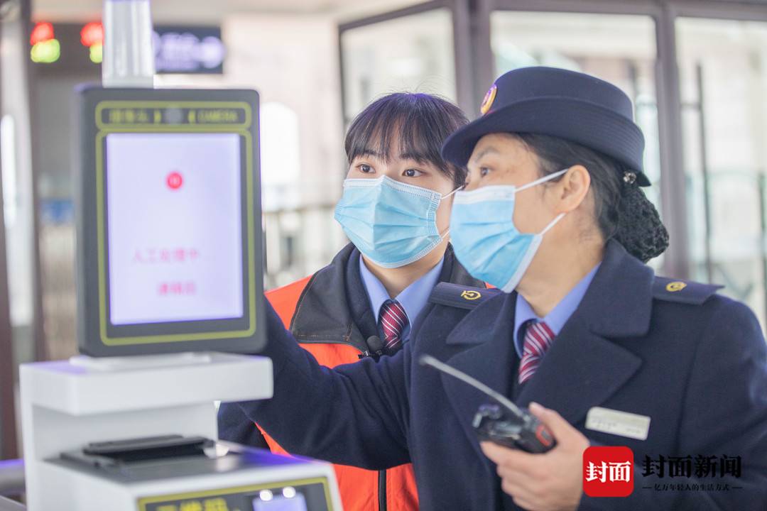 路兩端，都是家｜當(dāng)“第一個(gè)春運(yùn)”遇上“最后一個(gè)春運(yùn)”母女倆在站臺(tái)上完成“交接”