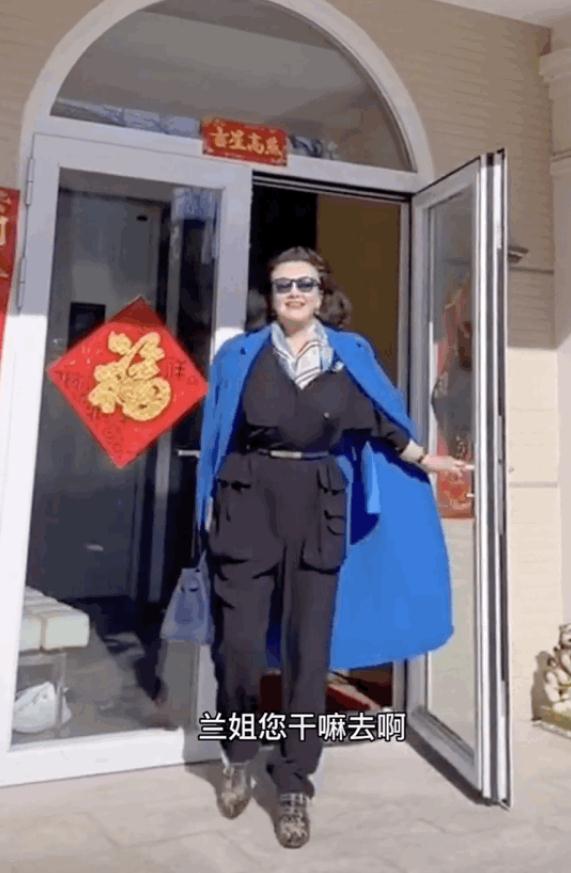 大s婆婆张兰秀10万奢侈包，宅家穿3万睡衣，官司身缠却越发高调