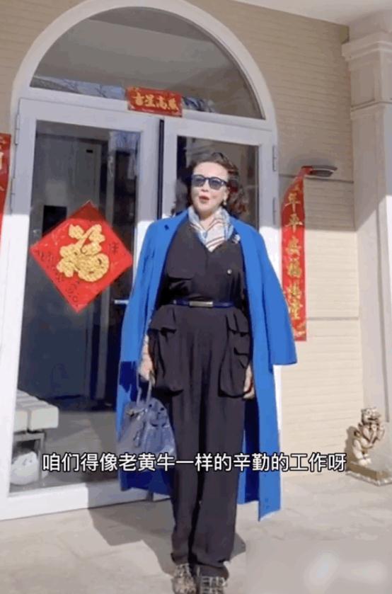 大s婆婆张兰秀10万奢侈包，宅家穿3万睡衣，官司身缠却越发高调