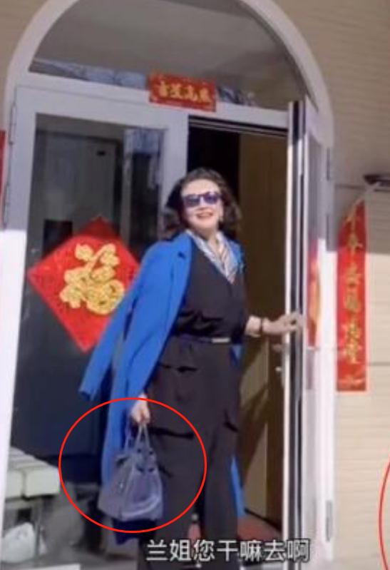 大s婆婆张兰秀10万奢侈包，宅家穿3万睡衣，官司身缠却越发高调