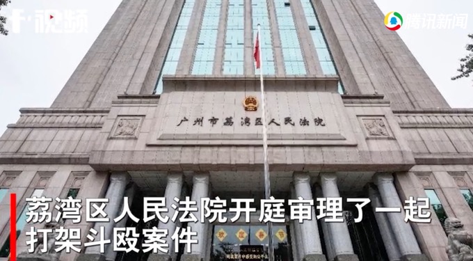 吐唾沫|大爷朝小伙吐唾沫被打成骨折 小伙行为构成了正当防卫