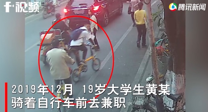 吐唾沫|大爷朝小伙吐唾沫被打成骨折 小伙行为构成了正当防卫