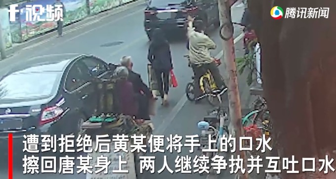 吐唾沫|大爷朝小伙吐唾沫被打成骨折 小伙行为构成了正当防卫