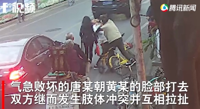 吐唾沫|大爷朝小伙吐唾沫被打成骨折 小伙行为构成了正当防卫