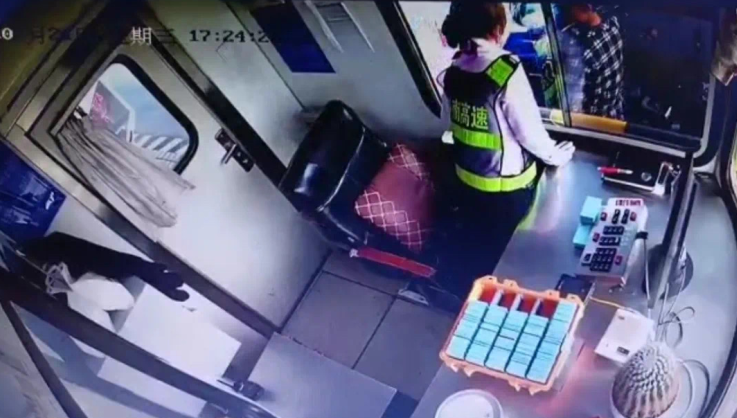 三男子追上高速拦车，驾驶员大喊“报警报警”，收费员故意拖延发卡并上报