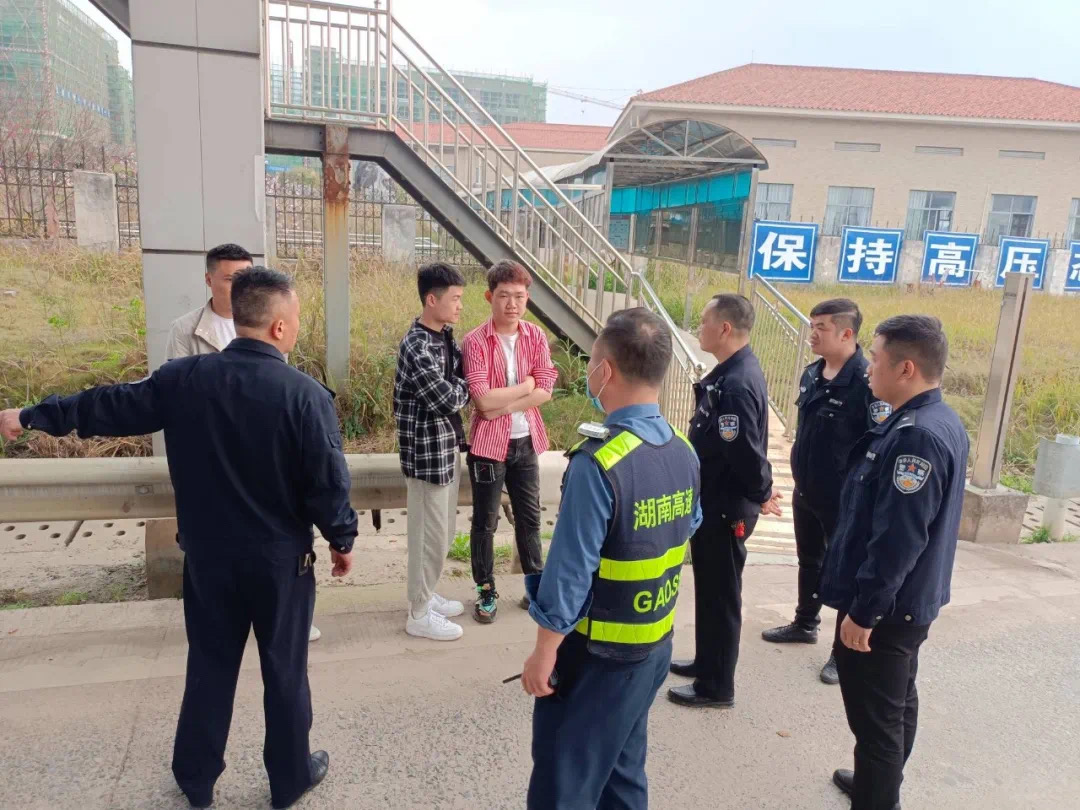 三男子追上高速拦车，驾驶员大喊“报警报警”，收费员故意拖延发卡并上报