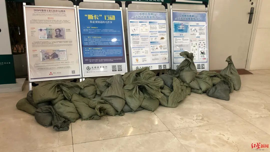 成都市民拖一吨硬币到银行存钱，哪来的？
