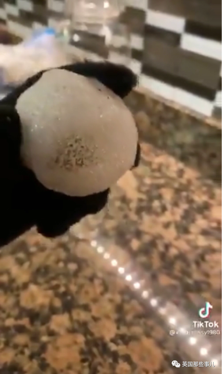 美国人忽然开始流行火烧雪球？他们觉得雪是假