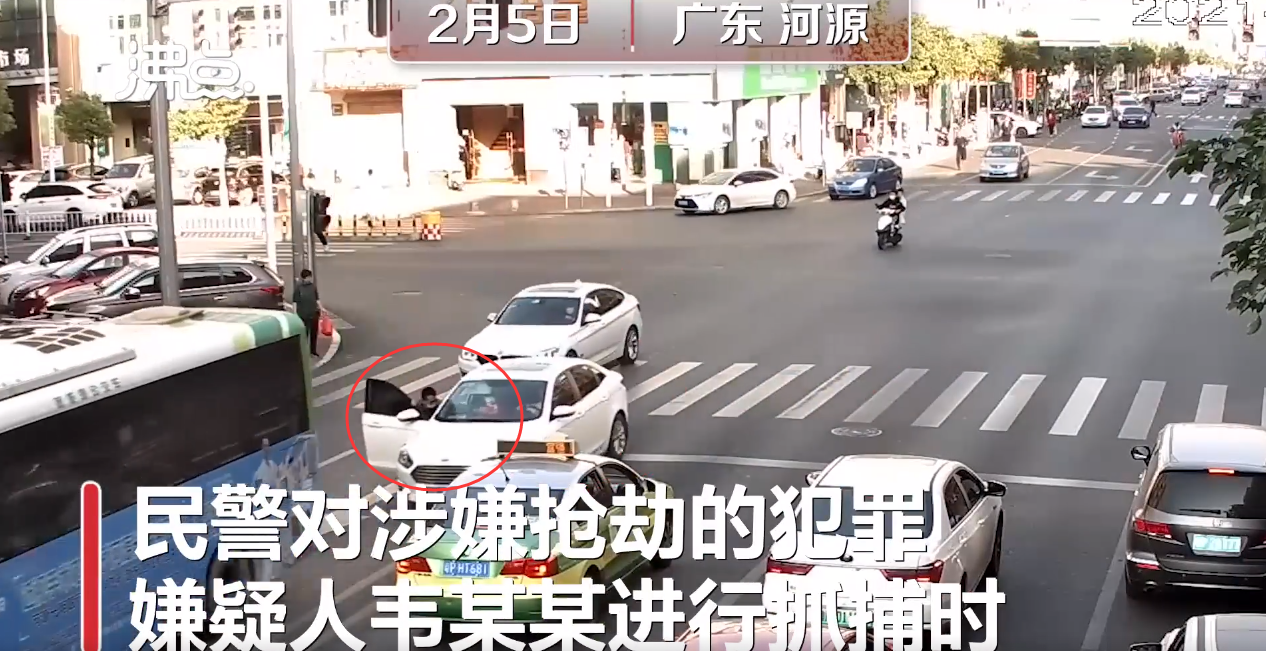 门上|民警挂在车门上与嫌疑人搏斗 嫌疑人最终被刑拘