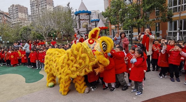 做自己的英雄 德外幼儿园开学典礼很特别