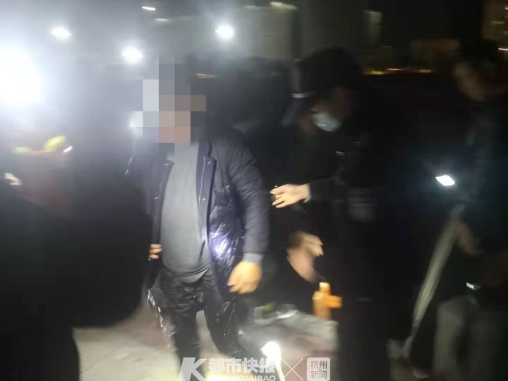 深夜 下半身湿漉的男子向民辅警 消防员深深鞠了一躬 这是为何