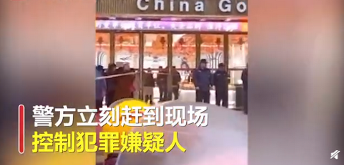 美工刀|19岁女孩持美工刀抢金店 只因没有经济来源网友自毁前程