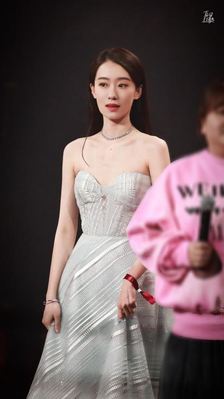 女明星红毯battle赛！热巴cos赫本太惊艳，关晓彤把自己穿成花滑选手