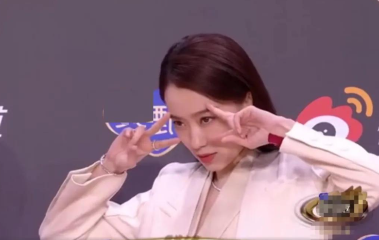女明星红毯battle赛！热巴cos赫本太惊艳，关晓彤把自己穿成花滑选手