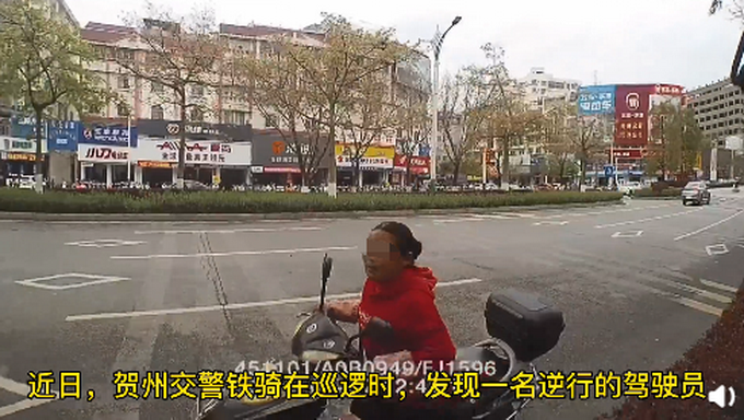 掏出|大妈逆行掏出秋名山车神老司机证 网友大妈你是来真的么