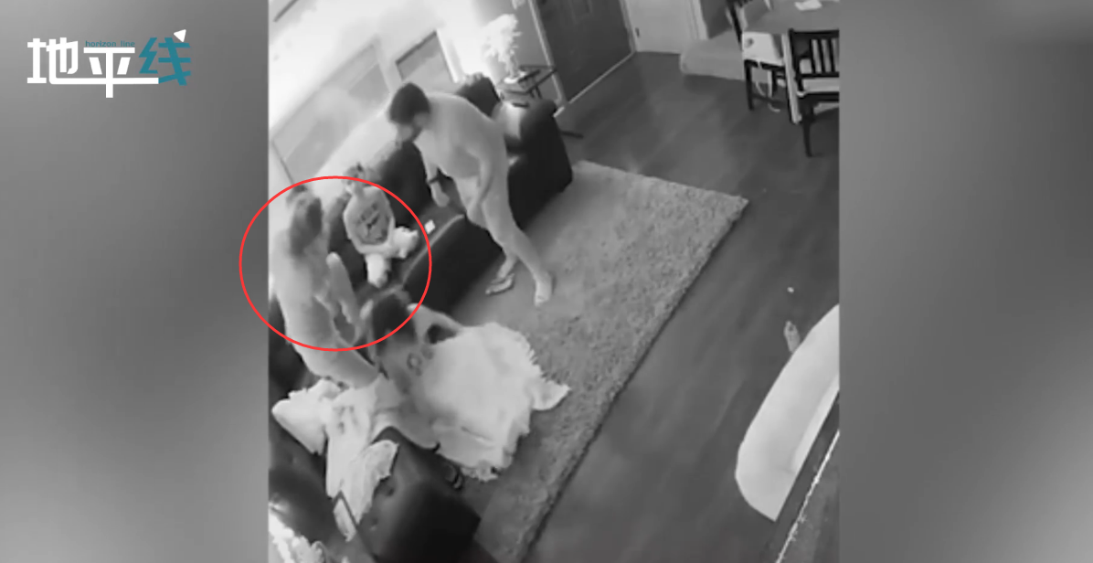 孩子吃东西呛到差点窒息 关键时刻妈妈使出一招