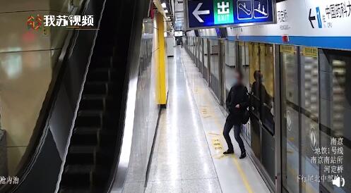 站着|小伙打两份工站着睡着摔倒受伤 成年人的生活没谁是容易的