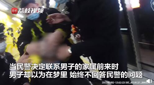 站着|小伙打两份工站着睡着摔倒受伤 成年人的生活没谁是容易的