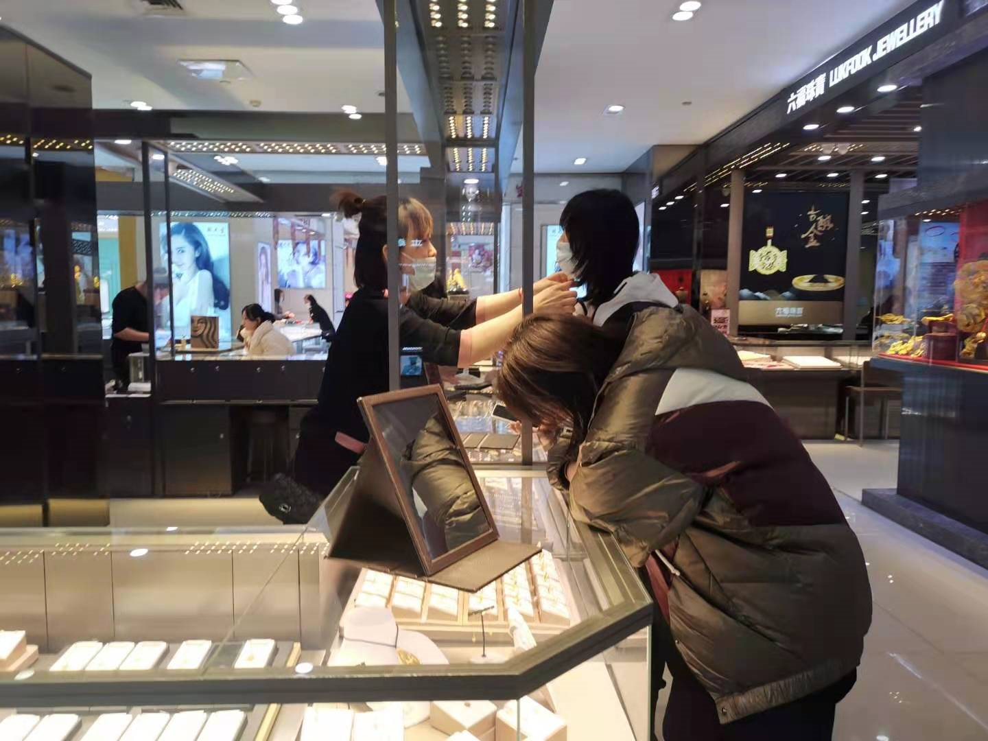 黄金价格走低 商场黄金饰品卖得好