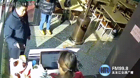 “給我存100塊錢(qián)！”店員以為顧客要充值，沒(méi)想到……