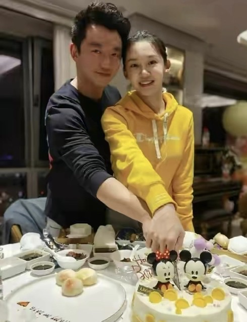 郑恺苗苗太恩爱，在女儿百日宴都撒糖，夫妻同