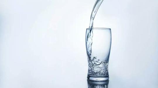 多喝水對身體好？ 這6種情況下多喝水，或許是在養病