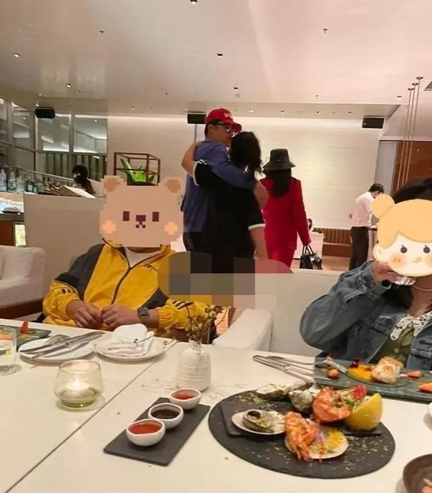 李湘一家现身高档酒店，王诗龄亲密搭爸爸肩膀，个头猛蹿变大姑娘