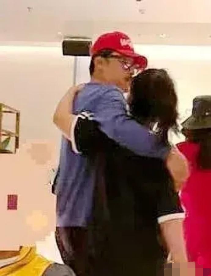 李湘一家现身高档酒店，王诗龄亲密搭爸爸肩膀，个头猛蹿变大姑娘