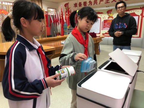 Dongguan pupil invents intelligent rubbish to classify a system, 2 dimension code is swept, essence of life casts rubbish definitely