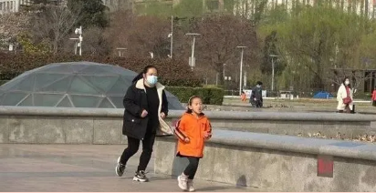 坚强!7岁小女孩为给姐姐捐献骨髓,每天跑步10公里