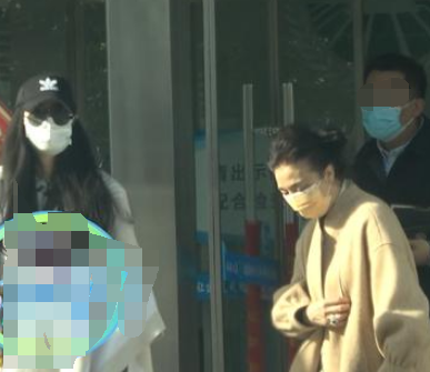 范冰冰疑似隔空喊话李晨，素颜双眼红肿似落泪